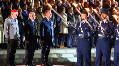 Γερμανία: Η τελετή του &quot;Μεγάλου Αποχαιρετισμού&quot; για τον Ολαφ Σολτς - &quot;Ηταν η μεγαλύτερη τιμή της ζωής μου&quot;