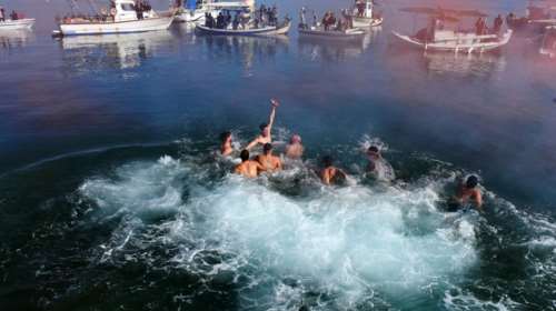 "…Και με των νερών τ’ αγιάσματα, τα Φώτα": Μεγάλη γιορτή σήμερα - Τι γιορτάζουμε τα Αγια Θεοφάνια