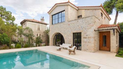 Καλοκαίρι στην πόλη: Ενα μοντέρνο &quot;update&quot; στην παραδοσιακή αισθητική του Παλαιού Ψυχικού