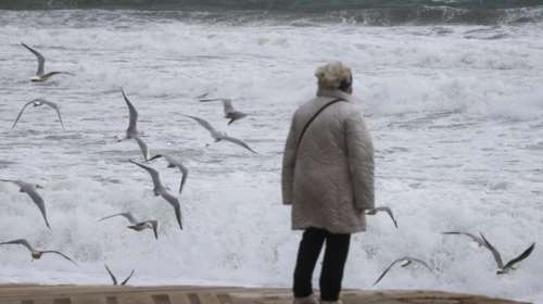 &quot;Φθινόπωρο&quot; μια ανάσα πριν τον Μάιο: Βοριάδες ως 9 μποφόρ και κατακόρυφη πτώση θερμοκρασίας