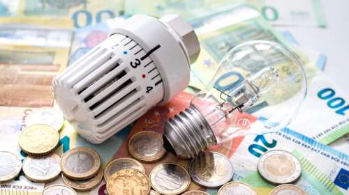 Σε καθοδική τροχιά οι τιμές του ρεύματος - Πόση μείωση θα έχουμε στους λογαριασμούς του Απριλίου