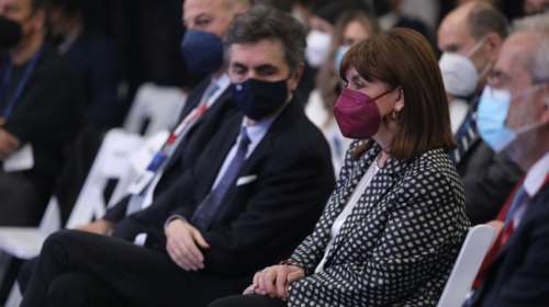 Πήραν &quot;φωτιά&quot; οι ταβέρνες στους Δελφούς λόγω του Οικονομικού Φόρουμ: Η Σακελλαροπούλου, ο Βενιζέλος και η τοπική φορμαέλα