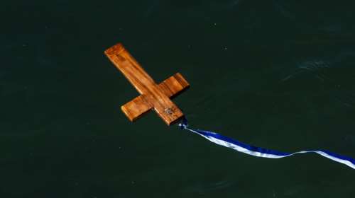 Θεοφάνεια: Τραυματίστηκε 22χρονος που βούτηξε να πιάσει τον σταυρό στη Μαλεσίνα