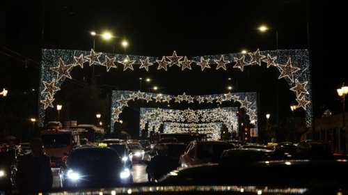 Μύρισαν Χριστούγεννα: Εικόνες από τους στολισμένους δρόμους της Αθήνας - Σήμερα η φωταγώγηση του δέντρου στο Σύνταγμα