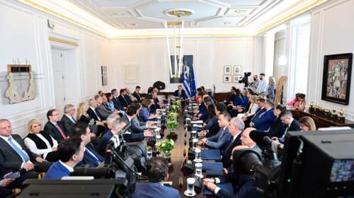 Δεν χώραγε η αίθουσα του Μαξίμου τους 63 νέους υπουργούς και υφυπουργούς- Το χειροκρότημα στον Μητσοτάκη [εικόνες]