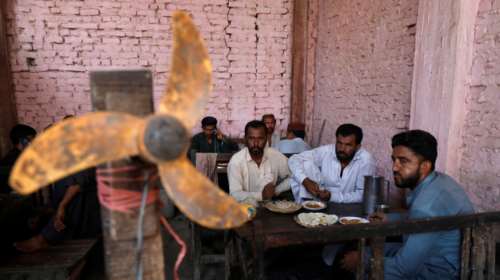 Πακιστάν: Υπουργός πρότεινε στους πολίτες να πίνουν λιγότερο τσάι για... οικονομία