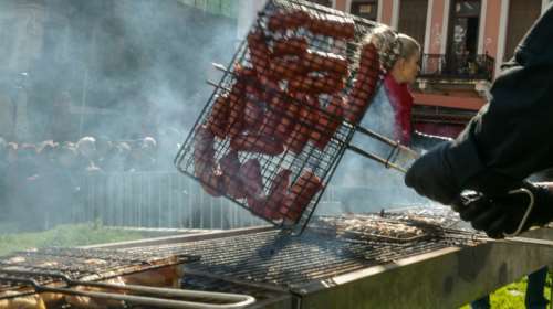 Πυρετώδεις προετοιμασίες για την Τσικνοπέμπτη: Πόσο κοστίζουν σουβλάκια, λουκάνικα, πανσέτες - Τι επιλέγουν