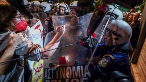 Επεισόδια στα Εξάρχεια στην πορεία διαμαρτυρίας για το Μετρό - Φωτιές σε κάδους και χημικά