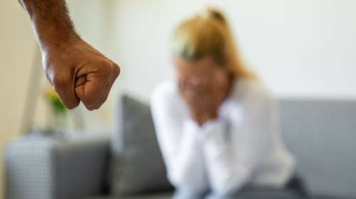 Φιλιατρά: Καταδίκη χωρίς αναστολή για τον 46χρονο που χτύπησε με λοστό την 25χρονη σύζυγό του: 4 χρόνια και 3 μήνες φυλακή