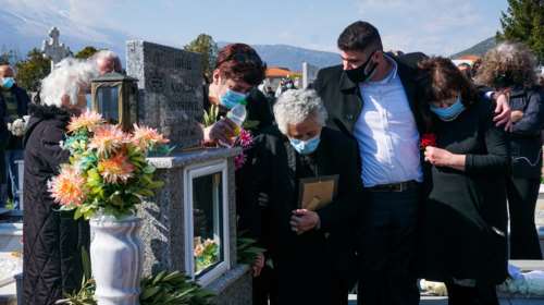 Συγκλονίζει η μητέρα του Γιώργου Καραϊβάζ: Θέλω να βρουν τον εντολέα και μετά ας κλείσω τα μάτια μου