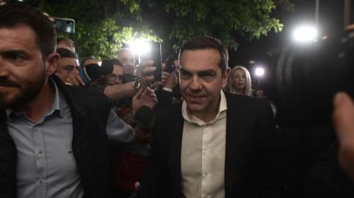 Εκλογές 2023: Η αμηχανία Τσίπρα στην Κουμουνδούρου - Χειροκροτήθηκε έξω από τα γραφεία του ΣΥΡΙΖΑ [Βίντεο]