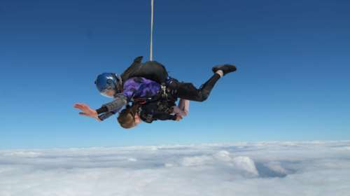 Ελευθερία Τόσιου: Η νεαρή φοιτήτρια με τα κινητικά προβλήματα που κατέκτησε τους ουρανούς με ελεύθερη πτώση [εικόνες]