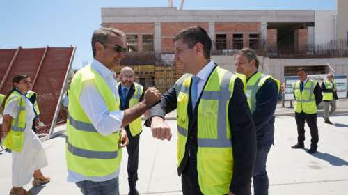 Στα έργα αναβάθμισης του αεροδρομίου της Σαντορίνης ξεναγήθηκε ο Κυριάκος Μητσοτάκης