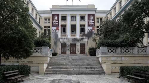 Ποινική δίωξη για τρία πλημμελήματα στους έξι συλληφθέντες αναρχικούς που πήγαν να γκρεμίσουν τοίχο στην ΑΣΟΕΕ