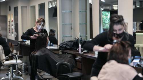 Lockdown: Τι ισχύει με τα κομμωτήρια - Σε ποιες περιοχές θα λειτουργούν