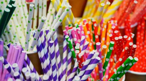 Θωμαΐδης για χάρτινα καλαμάκια: Ασφαλής η χρήση τους για 10 με 20 λεπτά