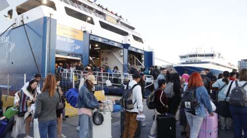 Κορυφώνεται η έξοδος των εκδρομέων του Πάσχα - Με μεγάλη πληρότητα φεύγουν τα πλοία από τον Πειραιά