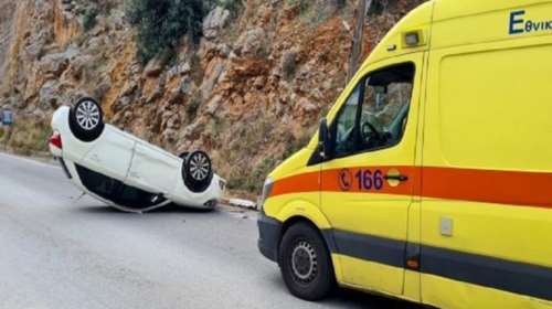 Κρήτη: Σοκαριστικό τροχαίο στο Λασίθι - Τούμπαρε αμάξι στην μέση του δρόμου [εικόνες]