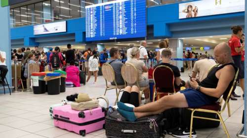 Αγγλοι τουρίστες ευχαριστούν την Ελλάδα για την ασφαλή εκκένωση - Έξαλλοι με τα ταξιδιωτικά γραφεία που δεν τους προειδοποίησαν
