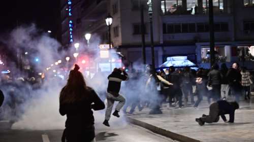 Επεισόδια στο Σύνταγμα: Πέντε αστυνομικοί τραυματίες από τις συγκρούσεις- Μεταφέρθηκαν στο νοσοκομείο