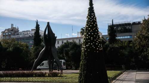 Γιατί &quot;κάνουν φτερά&quot; οι μπάλες του χριστουγεννιάτικου δέντρου στην πλατεία Κλαυθμώνος