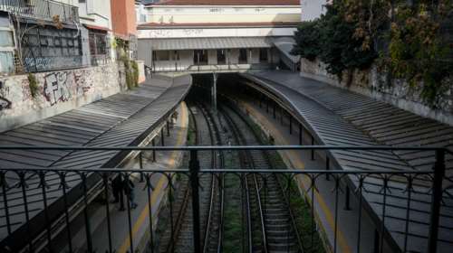 Απίστευτο: Πάνω σε... καφετέρια πέφτει η έξοδος κινδύνου του σταθμού ΗΣΑΠ στο Μοναστηράκι [βίντεο]