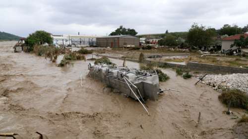 Εγκλωβίστηκαν 100 κάτοικοι στο Σωτήριο Λάρισας - Υπερχείλισε ρέμα, πλημμύρισαν σπίτια [βίντεο]