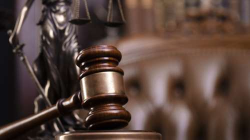 Αναβολή επ&#39; αόριστον στη δίκη για τις υποκλοπές – Ακόμα δεν έχει μεταφραστεί το κατηγορητήριο στα αγγλικά