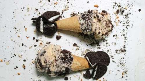 Σπιτικό παγωτό cookies and cream με μόλις τρία υλικά - Απίθανη γεύση, πανεύκολη συνταγή