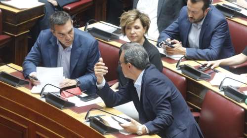 Άλλαξε θέση ο Τσίπρας στη Βουλή - Ο Σωκράτης Φάμελλος στη θέση του προέδρου της ΚΟ ΣΥΡΙΖΑ [εικόνες]