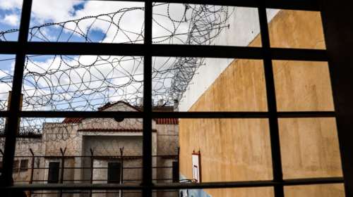 Στη φυλακή δύο σωφρονιστικοί υπάλληλοι: Έδιναν κινητά σε κρατούμενους έναντι 1.000, με 250 ευρώ μηνιαίο "πάγιο"