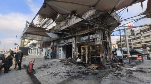 Εμπρησμός σε πρατήριο υγρών καυσίμων στην Αργυρούπολη - Απομακρύνθηκαν οι ένοικοι της πολυκατοικίας [εικόνες - βίντεο]