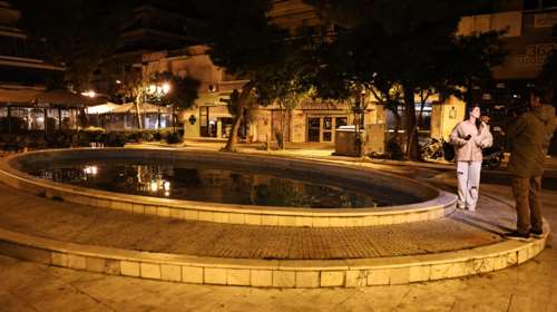 Βίντεο ντοκουμέντο από την Καλλιθέα: Οι στιγμές πανικού σε καφέ μόλις κατάλαβαν ότι το παιδί βρέθηκε στο σιντριβάνι