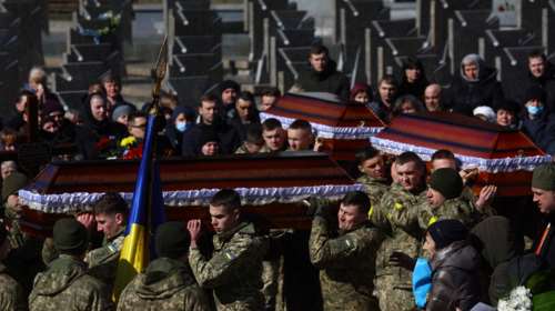 Ουκρανία: Σπαρακτικές οι πρώτες εικόνες με τα φέρετρα νεκρών στρατιωτών - Στην πόλη Λβιβ