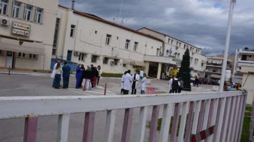 Ηλικιωμένος εκνευρίστηκε και έκανε γυαλιά-καρφιά Κέντρο Υγείας στην Κοζάνη