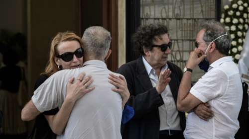 Το τελευταίο αντίο στον Κωνσταντίνο Τζούμα στο Α&#39; Νεκροταφείο Αθηνών- Οι φίλοι του ήταν όλοι εκεί [εικόνες]