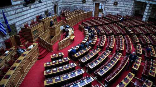 Βουλή: Ψηφίστηκε το νομοσχέδιο για την οπαδική βία - Πέρασαν οι τροπολογίες για κατώτατο μισθό και αγροτικό ρεύμα