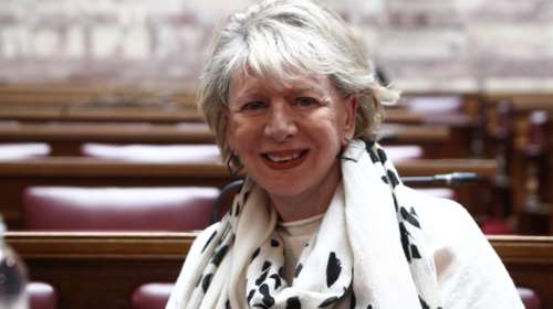 &quot;Θέλω στα μπουζούκια απόψε να με πας&quot;: Η Ακρίτα ειρωνεύεται τον Οικονόμου για το γλέντι στη Ρόδο ενώ η Αττική καιγόταν