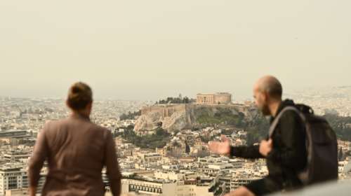 Καιρός: 33άρια θα &quot;χτυπήσει&quot; σήμερα ο υδράργυρος - Πού θα βρέξει, ποιες περιοχές θα &quot;πνιγούν&quot; στη σκόνη