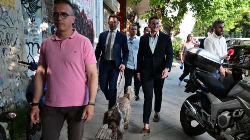 Στην Κουμουνδούρου ο Κασσελάκης - Μαζί με τον Τάιλερ και τη Φάρλι [εικόνες-βίντεο]