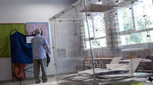 Δημοσκόπηση:  Πτώση για ΝΔ και ΠΑΣΟΚ, στην τρίτη θέση η Πλεύση Ελευθερίας - "Ναι" σε πρόωρες εκλογές, "συγκάλυψη" στα Τέμπη