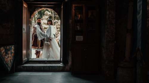 Ο γάμος της χρονιάς στα Τρίκαλα: Ζευγάρι τίμησε τα 200 χρόνια από την Ελληνική Επανάσταση [βίντεο]