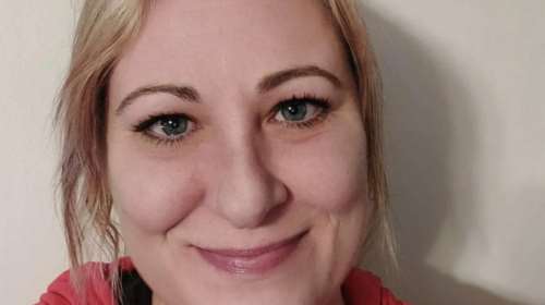 Αμερικανίδα πέθανε σε πτήση, αφού αποκοιμήθηκε πάνω στη μητέρα της: Μυστήριο με κοκτέιλ φαρμάκων στον οργανισμό της