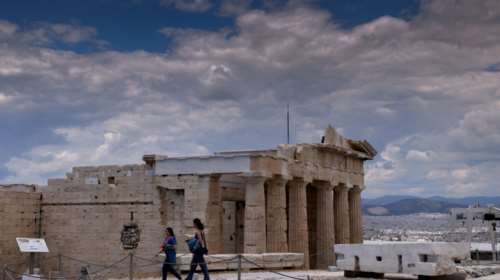 Le Figaro - Αφιέρωμα στην Αθήνα: Η Ακρόπολη μας περιμένει- Με πλεξιγκλάς για τον κορονοϊό