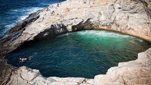 Θάσος: Στο νοσοκομείο δύο άτομα που τραυματίστηκαν σε βουτιά στη φυσική πισίνα Γκιόλα