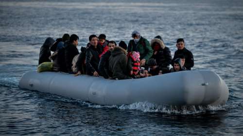 Νέο θρίλερ στη Μεσόγειο: Ακυβέρνητο πλεούμενο με 50 μετανάστες- Ανήμπορη δήλωσε η Λιβύη