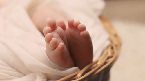 Θεσσαλονίκη: Για κακούργημα διώκονται οι γονείς που θα πουλούσαν το παιδί τους - Πώς έφτασε η ΕΛΑΣ στα ίχνη τους