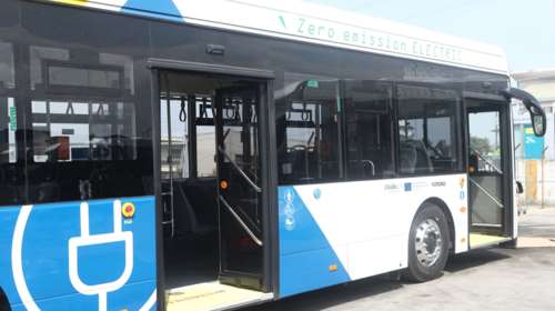 Θεσσαλονίκη: Μπλόκαρε τη διέλευση αστικού λεωφορείου, τσακώθηκε με την αστυνομία και ζήτησε και τα... ρέστα