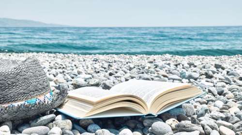 Τα 4+1 ελληνικά μυθιστορήματα που θα σας συνοδέψουν φέτος στις διακοπές σας