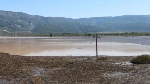 Μαγνησία: Σε επιφυλακή οι αρχές για τη λίμνη Κάρλα - Δεν ανεβαίνει η στάθμη αλλά πιέζονται τα αναχώματα